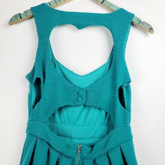L'ATISTE by Amy Emerald Green Heart Cut Out Back Lined Dress Size Medium EUC - Picture 6 of 7